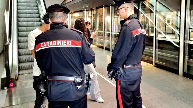 Controlli dei carabinieri in metropolitana