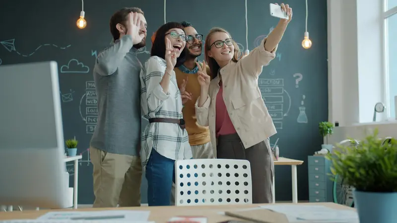 Un gruppo di colleghi in ufficio
