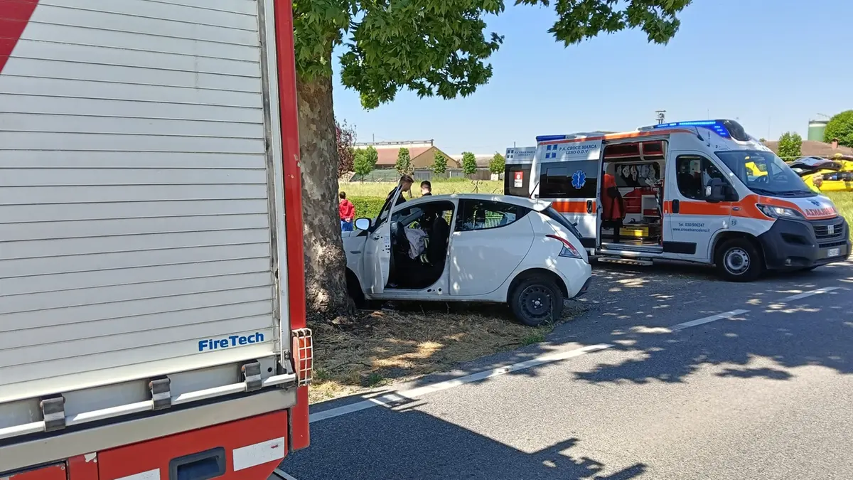 Leno, auto finisce fuori strada e si schianta contro un albero ...