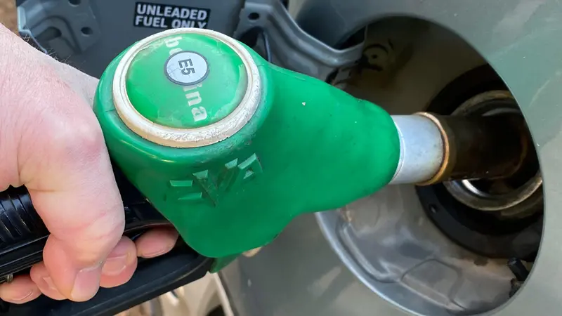 Secondo il Codacons, un pieno di benzina arriverà a costare 9 euro in più - Foto Ansa © www.giornaledibrescia.it