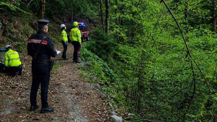 I soccorritori nel punto in cui l'auto è finita nel dirupo © www.giornaledibrescia.it