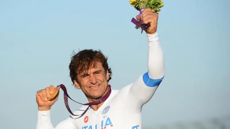 epa12927606 (FILE) - Italian Alex Zanardi with his gold medal after winning the men's Individual H4 time trial during the London 2012 Paralympic Games in Brands Hatch, Kent, Britain, 05 September 2012 (reissued 02 May 2026). Alex Zanardi, a former Formula One driver who lost both legs in a racing crash in 2001 and went on to become a successful paracyclist, has died at the age of 59, his family announced on 02 May 2026.  EPA/FACUNDO ARRIZABALAGA *** Local Caption *** 50508425
