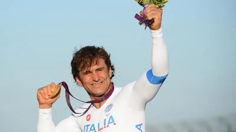 epa12927606 (FILE) - Italian Alex Zanardi with his gold medal after winning the men's Individual H4 time trial during the London 2012 Paralympic Games in Brands Hatch, Kent, Britain, 05 September 2012 (reissued 02 May 2026). Alex Zanardi, a former Formula One driver who lost both legs in a racing crash in 2001 and went on to become a successful paracyclist, has died at the age of 59, his family announced on 02 May 2026.  EPA/FACUNDO ARRIZABALAGA *** Local Caption *** 50508425