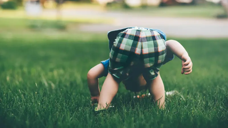 Una delle tipiche posizioni dei bambini piccoli