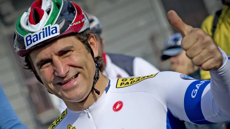 Il biolimpionico alle Paralimpiadi di Londra, Alex Zanardi, sul lungomare Caracciolo a Napoli, 24 novembre 2012. "La grande partenza". E' questo loslogan scelto dal Comune di Napoli e che segna l'avvicinamentoal 4 maggio quando il Giro d'Italia prendera' il via dal lungomare di Napoli. ANSA/CIRO FUSCO
