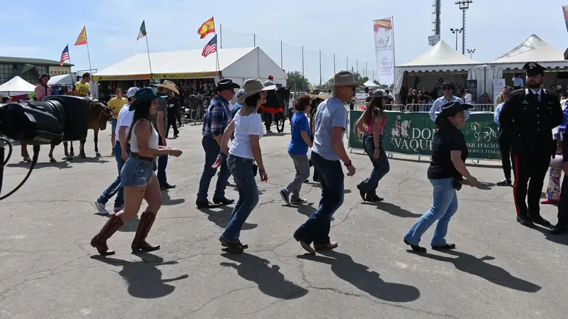 Tanti gli spettacoli e le danze in stile western - Tanti gli spettacoli e le danze in stile western