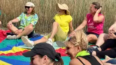Lo yoga della risata contagia Padenghe