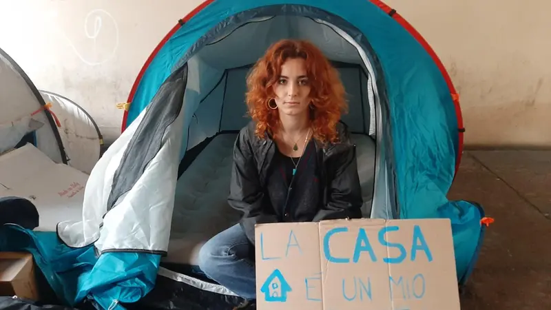 Una delle proteste per chiedere case a prezzi sostenibili - Foto Ansa © www.giornaledibrescia.it