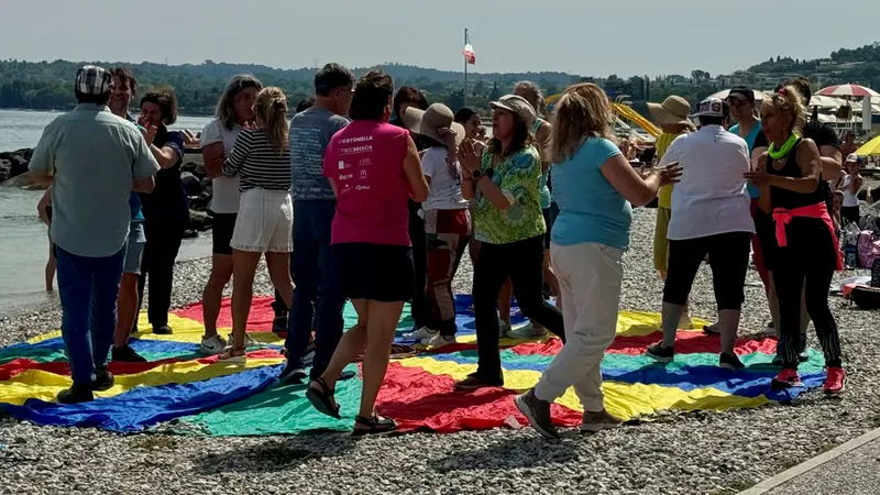 Un momento della sessione di yoga della risata