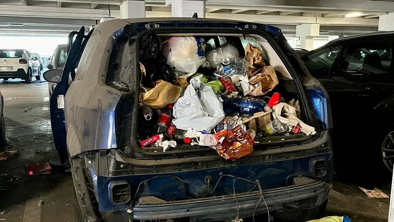 Le carcasse delle auto sono diventate discariche - © www.giornaledibrescia.it
