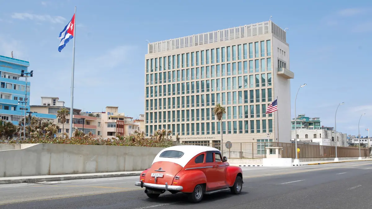 Un'automobile davanti all'ambasciata Usa a Cuba - Foto Ansa/Epa/Ernesto Mastrascusa © www.giornaledibrescia.it