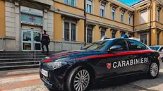 Una pattuglia di Carabinieri davanti all'ospedale di Chiari - © www.giornaledibrescia.it