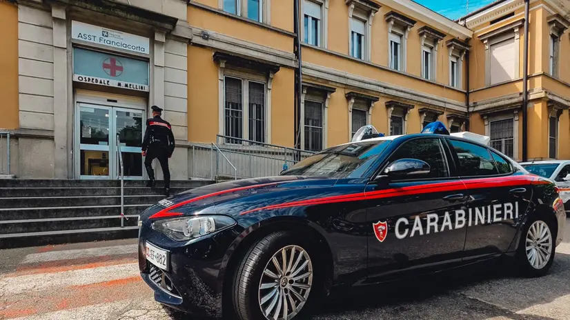 Una pattuglia di Carabinieri davanti all'ospedale di Chiari - © www.giornaledibrescia.it