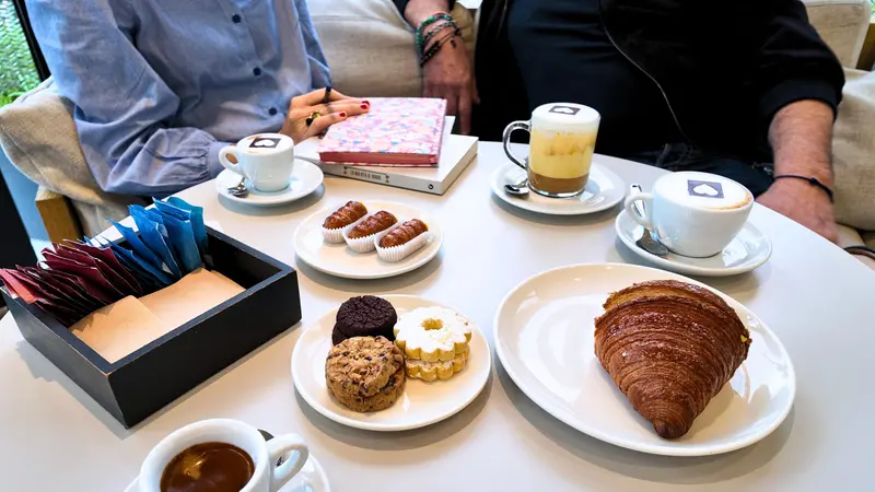 Taccuino, libro e la nostra colazione
