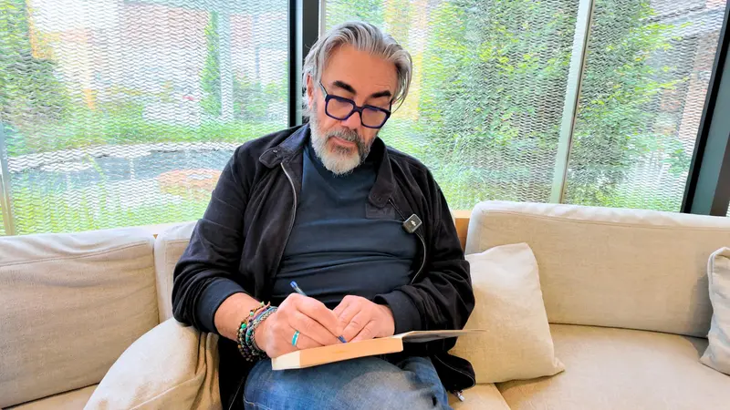 Lo chef mentre scrive una dedica sul libro