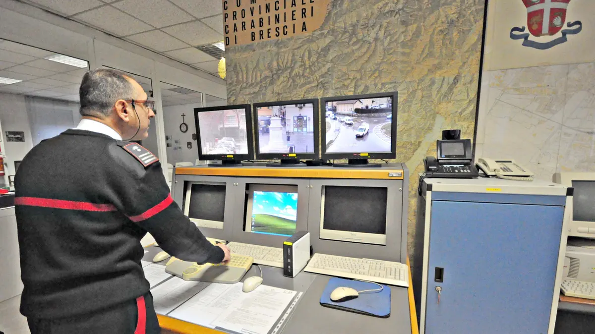 Nella foto d'archivio, una centrale operativa dei Carabinieri
