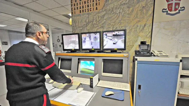 Nella foto d'archivio, una centrale operativa dei Carabinieri