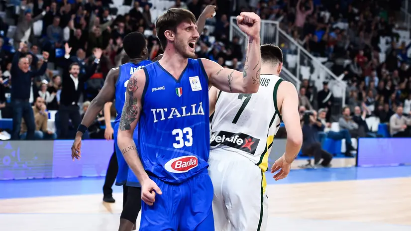 Polonara con la maglia dell'Italia in una sfida del 2018 con la Lituania al PalaLeonessa - Foto New Reporter Checchi © www.giornaledibrescia.it