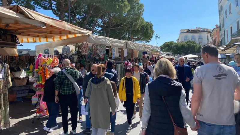 Folla di persone al mercato di Desenzano