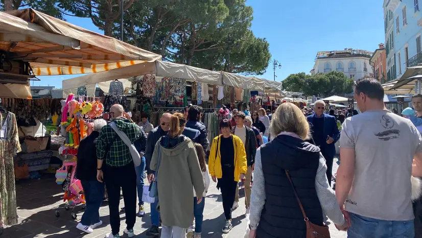 Folla di persone al mercato di Desenzano