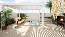 Un'ampia terrazza attrezzata per vivere lo spazio outdoor