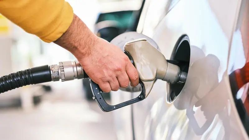 Una pompa di benzina (foto generica)
