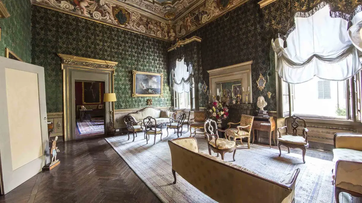 Gli interni di Palazzo Bettoni Cazzago, già Palazzo Fenaroli, in via Marsala
