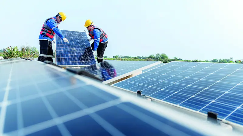Operai a lavoro per posizionare pannelli fotovoltaici