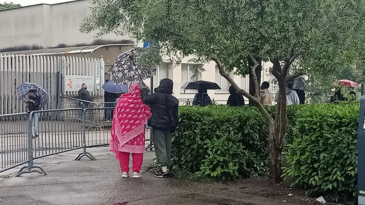La fila fuori dalla Questura di Brescia