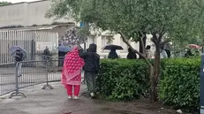 La fila fuori dalla Questura di Brescia