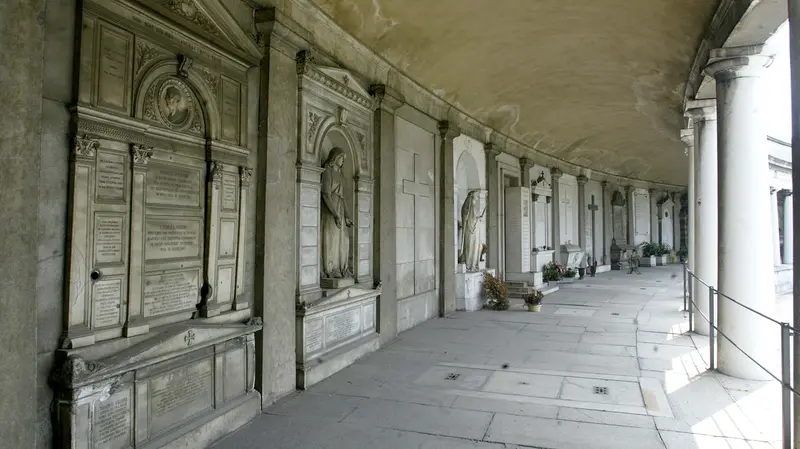 Alcune tombe al Cimitero Vantiniano