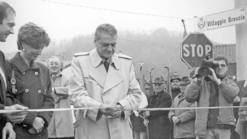 Il sindaco Mino Martinazzoli inaugura il Villaggio Brescia - Foto Archivio Eden/GdB