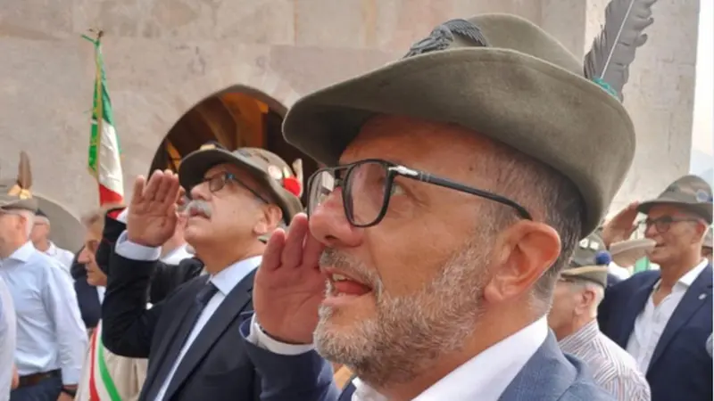 Diego Invernici con il cappello da Alpino