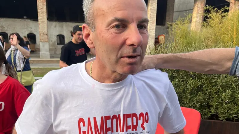 Gianluca Gatti con la maglia celebrativa per la promozione © www.giornaledibrescia.it