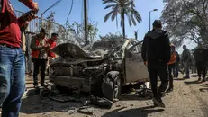 Una macchina colpita nella Striscia di Gaza, tra le vittime anche un bambino - Foto Ansa © www.giornaledibrescia.it