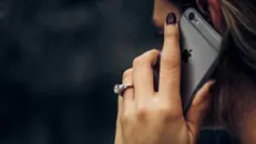 Una signora al telefono