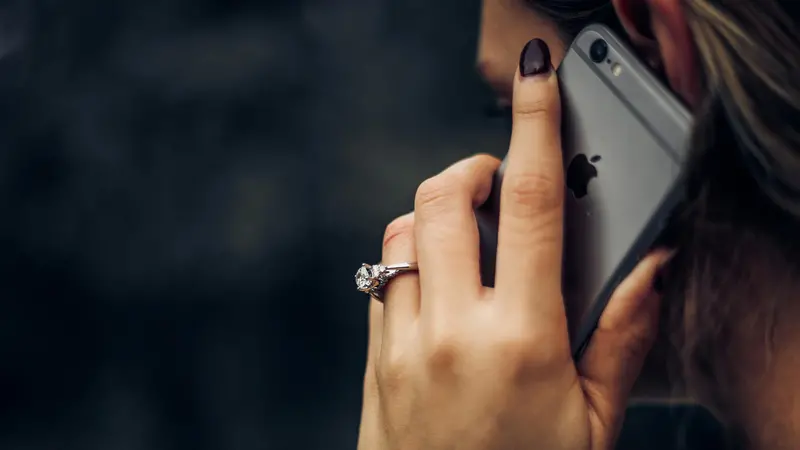 Una signora al telefono
