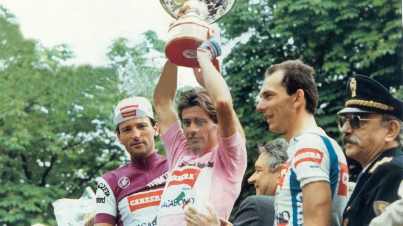 Roberto Visentini alza al cielo la coppa per la vittoria al Giro d'Italia - © www.giornaledibrescia.it