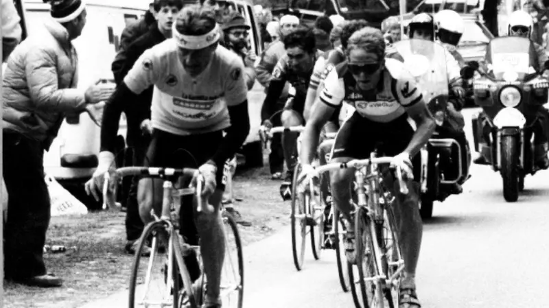 Roberto Visentini scatta in salita accanto a Greg Lemond che quell'anno vincerà il Tour de France - © www.giornaledibrescia.it