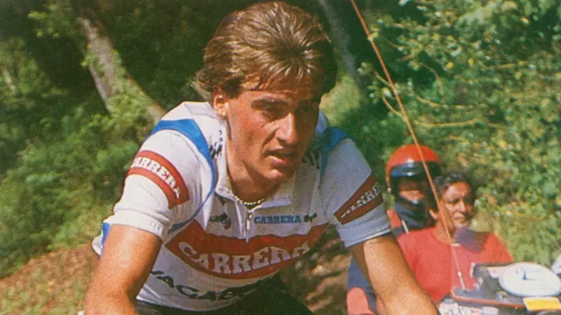 Roberto Visentini in maglia rosa, la mano destra fasciata, verso il trionfo di Merano