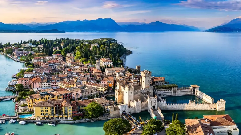 Una veduta dall'alto di Sirmione - © www.giornaledibrescia.it