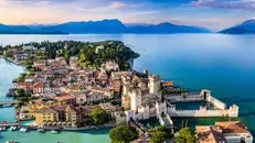 Una veduta dall'alto di Sirmione - © www.giornaledibrescia.it