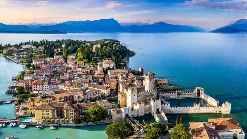 Una veduta dall'alto di Sirmione - © www.giornaledibrescia.it