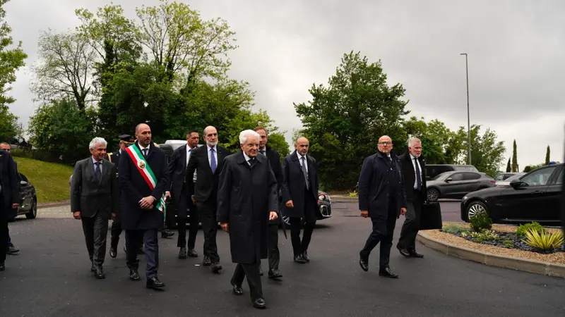 Il presidente Sergio Mattarella (C) e il sindaco di Gemona Roberto Revelant (S) durante la cerimonia al cimitero della città per i 50 anni dal terremoto del Friuli, Gemona, 6 maggio 2026. ANSA/GIADA CARUSO/DUBOLINO