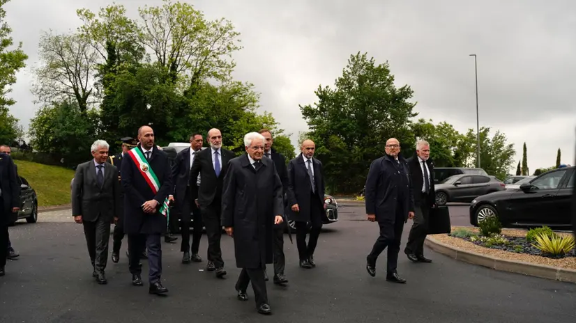 Il presidente Sergio Mattarella (C) e il sindaco di Gemona Roberto Revelant (S) durante la cerimonia al cimitero della città per i 50 anni dal terremoto del Friuli, Gemona, 6 maggio 2026. ANSA/GIADA CARUSO/DUBOLINO