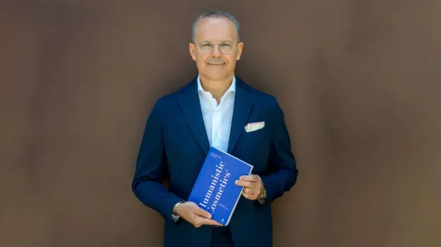 Giannantonio Negretti stringe tra le mani il libro «La cosmetica umanistica» © www.giornaledibrescia.it