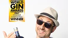 Luca Scaroni col suo gin, «GinAro blue»