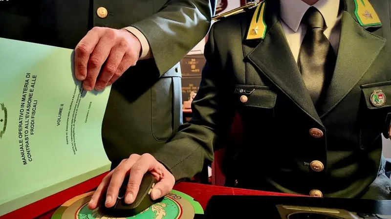 Militari della Guardia di Finanza al lavoro