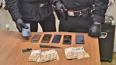 I carabinieri hanno recuperato il coltello, i telefoni usati e il denaro poi prelevato