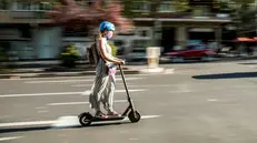 Una ragazza in monopattino